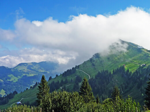 Idyllisches Oberstaufen: wandern mit Panoramablick auf die Alpen 1